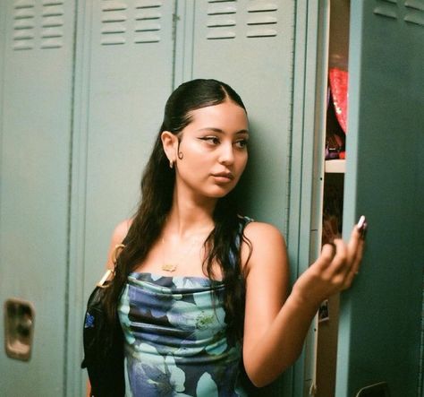 Maddy from euphoria, cute hair ideas, hair ideas, half up half down hair, baby hair Celeb Hairstyles, Euphoria Fashion, Alexa Demie, Celebrities Fashion, Homemade Beauty, Comfort Characters, Blair Waldorf, Aesthetic Hair, Girly Girl