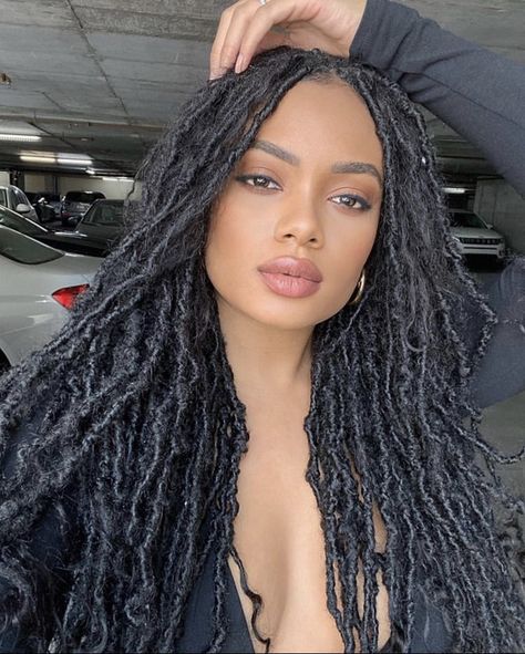 Differences between faux & goddess locs, how to faux locs, price, maintenance tips and 30 different faux locs hairstyles. Faux Locs Goddess, Natural Dreadlocks, Meagan Good, Locs Crochet, Kanekalon Hairstyles, Marley Hair, Goddess Braids Hairstyles, Faux Locs Hairstyles, Pelo Afro