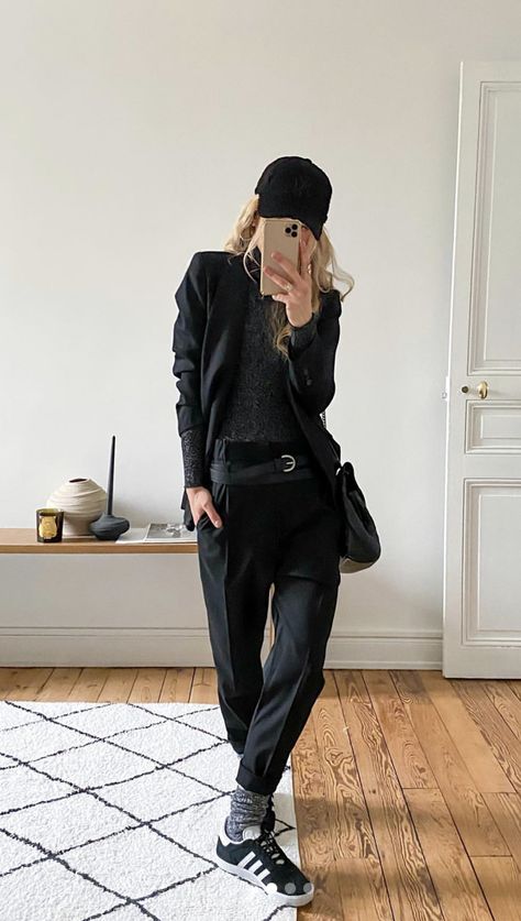 Edgy Athleisure, Edgy Classic Style, Athletic Chic, Womens Streetwear, Edgy Fashion Chic, Black Leggings Outfit, Casual Outfit Inspiration, Edgy Chic, Street Style Edgy