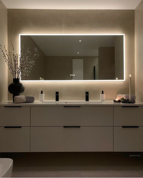 Bathroom Led Mirror Ideas, Aesthetic Bathroom Mirror, Restroom Mirror, Bathroom Mirror Lighting, تصميم دورة مياه, Backlit Bathroom Mirror, Large Bathroom Mirrors, Bathroom Mirror Design, Bathroom Interior Design Modern