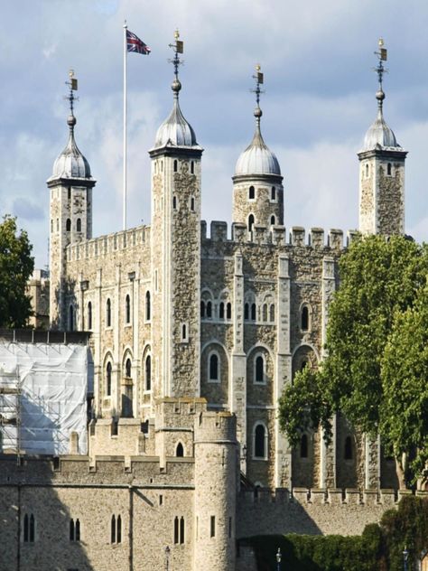 Tower of London. Tower Of London Photography, England Buildings, Mystery Story Ideas, Mystery Story, Prinz Charles, Medieval England, Queen Elisabeth, Rule Britannia, Camilla Duchess Of Cornwall