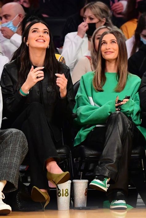 Celebs Courtside, Kendall Jenner Courtside, Kendall And Hailey Bieber, Kendall Paparazzi, Hailey And Kendall, Hailey Bieber And Kendall Jenner, Stile Kendall Jenner, Trajes Kylie Jenner, Hailey Bieber Style