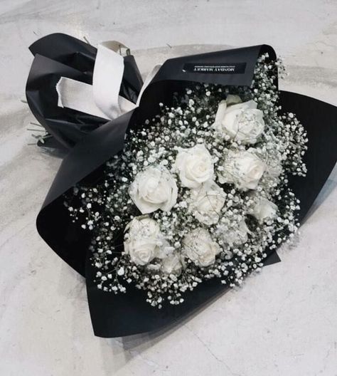 17. Geburtstag, Unique Bridal Bouquets, White Flower Bouquet, White Rose Bouquet, Luxury Flower Bouquets, Flower Bouquet Diy, Flower Gift Ideas, Boquette Flowers, Flowers Bouquet Gift