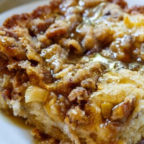 Apple Crisp Coffee Cake - Spicy Southern Kitchen Carmel Apple Coffee Cake, Spicy Apple Cake, Apple Crisp Coffee Cake Recipes, Apple Pecan Coffee Cake, Apple Fritter Coffee Cake, Apple Crisp Coffee Cake, Apple Coffee Cake Recipes Easy, Coffee Cake For Two, Apple Pie Filling Coffee Cake