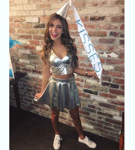 Hershey kiss outfit Halloween costume Hershey Kiss Costume, Easy Girl Halloween Costumes, Kiss Halloween Costumes, Costumes For Teenage Girl, Kiss Costume, Easy College Halloween Costumes, College Halloween Costumes, Costumes College, Best Friend Halloween Costumes