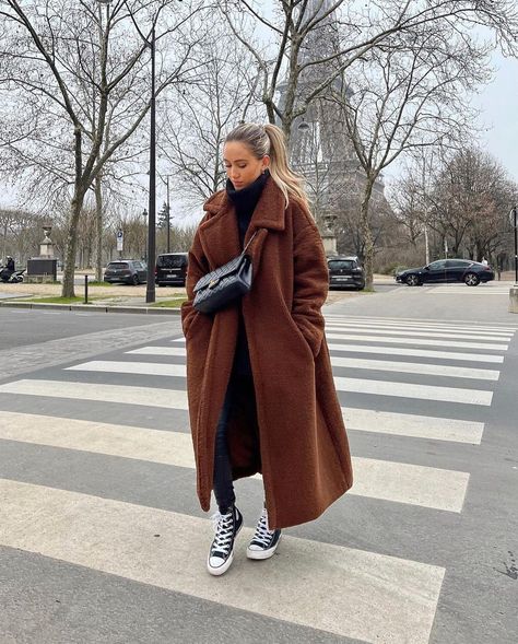 Kate Hutchins en Instagram: “& its warm coat weather all of a sudden ❄️ here are some of last years faves!” Brown Teddy Coat Outfit, Teddy Coat Outfit Winter, Teddy Bear Coat Outfit, Brown Coat Outfit, Black Teddy Coat, Kate Hutchins, Versatile Fall Outfits, Teddy Coat Outfit, Classy Fall Outfits