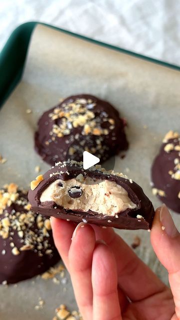 Samah Dada on Instagram: "follow @dadaeats for more healthy, easy desserts!   THE BEST NO-BAKE DESSERT! CHOCOLATE CHIP. PEANUT BUTTER. FROZEN YOGURT. BITES!  is this maybe the only way I can eat yogurt now? frozen and covered in chocolate?! probably…  on my no-bake game again… i made a version of these a few years ago and they’re SO good— the best no-bake dessert that is SO easy to make, with simple ingredients, and no ovens involved. It requires just a few ingredients you probably already have, is sweetened lightly with maple syrup, and fully enrobed in silky melted chocolate. these kind of remind me of Dibs but healthier and easier to make at home! By the way, they’re also also vegan, gluten-free, and refined sugar free. make them!! i hope you enjoy this recipe!!  ingredients 1 cup thick No Bake Dessert Bites, Making Sweets At Home, Chocolate Covered Yogurt Bars, Simple Sweets To Make At Home, Peanut Butter Uses, Chocolate Covered Yogurt Bites, Yogurt Frozen Treats, Healthy Frozen Desserts, Healthy Desserts No Bake