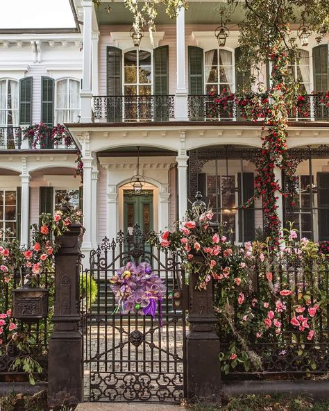 New Orleans Architecture Interior, New Orleans Historic Homes, New Orleans House Aesthetic, New Orleans Home Aesthetic, Old New Orleans Aesthetic, New Orleans Houses Interior, New Orleans Homes Interior, New Orleans Home Exterior, New Orleans Aesthetic Interior