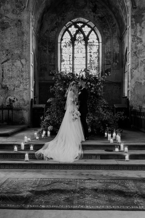 Southern Gothic Wedding Dress, Southern Gothic Wedding Aesthetic, Wedding Dark Aesthetic, Southern Gothic Wedding, Rustic Church Wedding, Dark Academia Wedding, Christian Wedding Dress, Dark Romantic Wedding, Gothic Theme