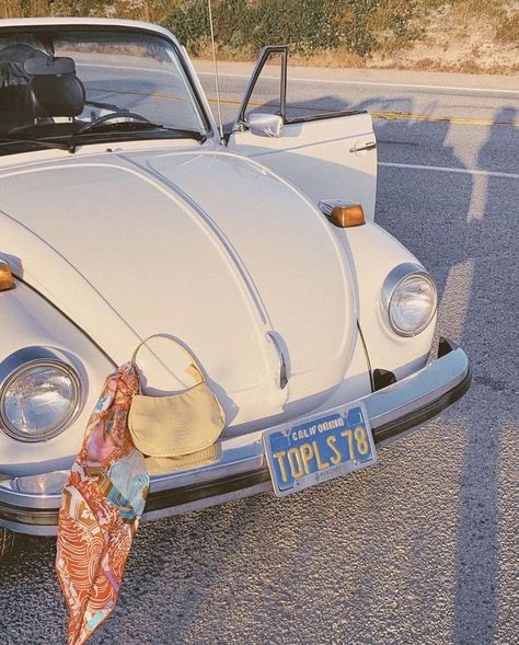 San Myshuno, Vw Vintage, Foto Vintage, Pretty Cars, Beige Aesthetic, Vw Bug, Vw Beetle, Cute Cars, Fiat 500