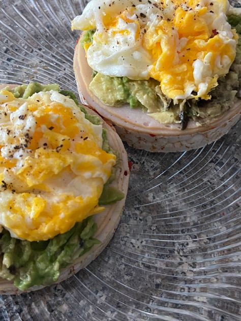 Rice Cake Egg Breakfast, Avocado On Rice Cake, Avocado Rice Cake, Rice Cake Avocado, Rice Cake Recipes Healthy, Rice Cake Snacks, Fried Rice With Egg, Rice Cake Recipes, Meal Box