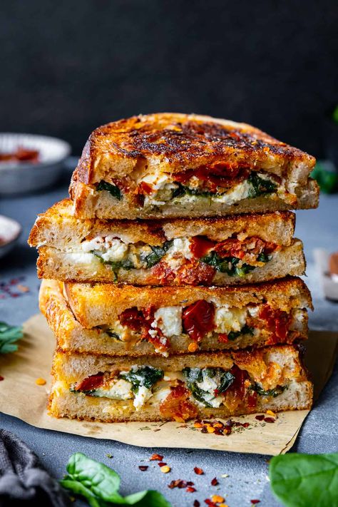 Feta Grilled Cheese, Recept Sandwiches, Grilled Cheese Sandwiches, Chicken Healthy, Easy Healthy Lunches, Delicious Sandwiches, Spinach And Feta, Cheese Sandwich, Grilled Cheese Sandwich