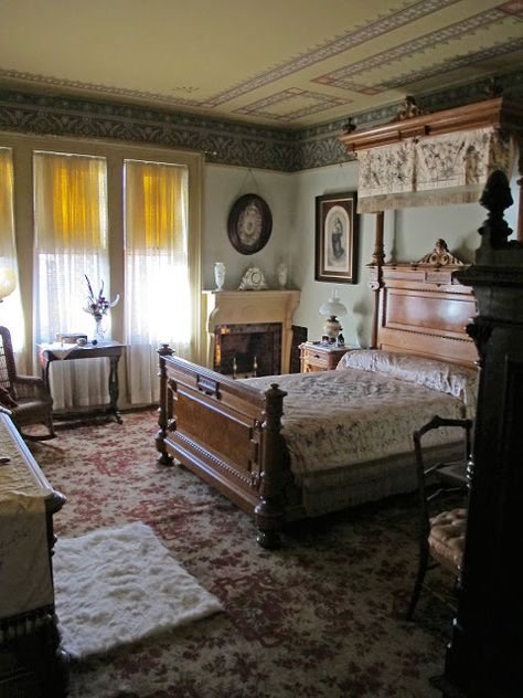 Antique Bedroom Ideas Victorian, 1890 Bedroom, 1890s House Interior, Light Victorian Bedroom, 1910s Bedroom, 1890s Bedroom, Eastlake Bedroom, Old Fashioned Bedroom, Victorian Bedrooms