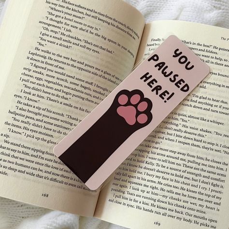 Happy #nationalbookloversday ! I’m so happy that I’m releasing my bookmarks on this day!!! Here’s one of my themes , I also have this available in doggy paws as well! These are completely handmade , hand drawn , and made with love! They’re laminated for extra protection as well 🩷 Share this with someone who loves cats!!! . . . #bookmarkshop #bookmarkart #catloverclub #bookishgirl #bookishart #bookloversofinstagram #bookstagram Cute Paper Bookmark Ideas, Cat Paw Bookmark, Ideas To Craft, Craft Ideas Paper Diy, Ideas For Art And Craft, Diy Bookmarks Drawing, Animal Bookmarks Diy, Book Marks Design Ideas Easy, Easy Cute Bookmarks