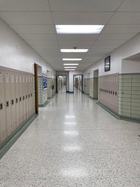 School Inside Background, Highschool Backgrounds, School Aesthetic Interior, Korean School Hallway, High School Hallway Aesthetic, Ecole Aesthetic, School Aesthetic Background, School Hallway Aesthetic, Highschool Hallway