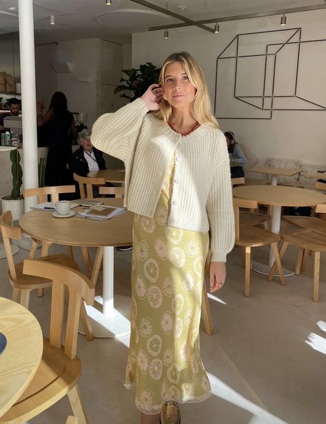 Puffy Cardigan Outfit, Spring Outfits Australia 2024, Vrg Grl Outfit, Dresses And Cardigans Outfit, Cream Knit Cardigan Outfit, Little Cardigan Outfit, One Button Cardigan Outfit, Maine Outfits Fall, Hanoi Outfit