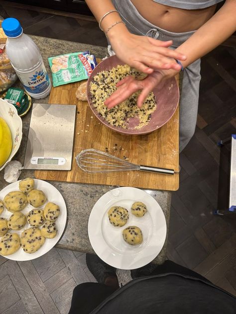 Baking With Boyfriend Aesthetic, Couple Baking Cookies Together Aesthetic, Couple Making Cookies, Baking Dates Couple, Baking Together Couple, Baking Aesthetic Couple, Baking Couple Aesthetic, Baking Date Aesthetic, Couples Baking Cookies