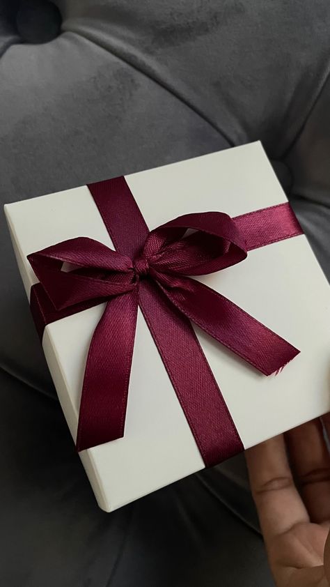 Red Birthday Gifts, Gift Giving Aesthetic, Birthday Gift Box Ideas, Birthday Gifts Box, Present Aesthetic, Gift Pic, Gift Snap, Gift Box Photo, Bday Gift For Boyfriend