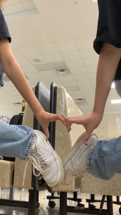 Besties Hands Aesthetic, Duo Poses Best Friends, Hand Poses With Bestie, Duo Poses Friends Aesthetic, Duo Bestie Poses, Bestie Selfie Poses Aesthetic, School Picture Poses, Poses For School Photos, Poses For Pictures Duo