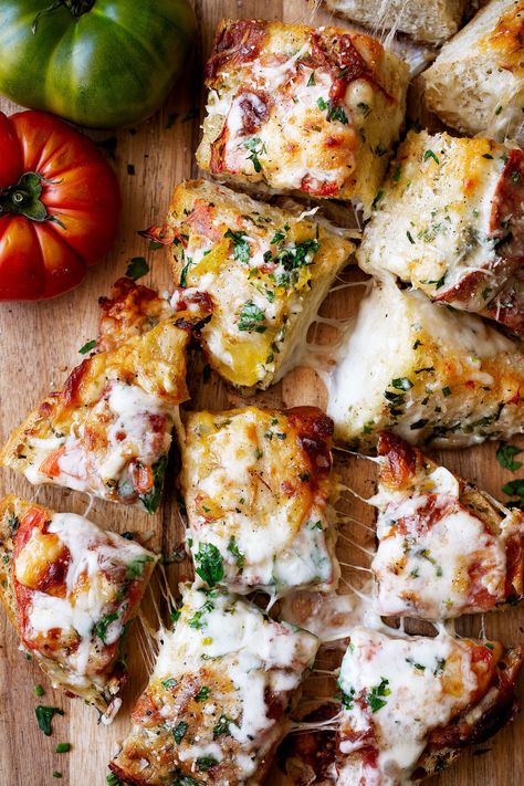 Tomato Cheese Bread, Appetizer Toasts, Cheese Bread Loaf, Heirloom Tomato Recipes, Rustic Italian Bread, Bread Garlic, Homemade French Bread, Summertime Snacks, Tomato Cheese