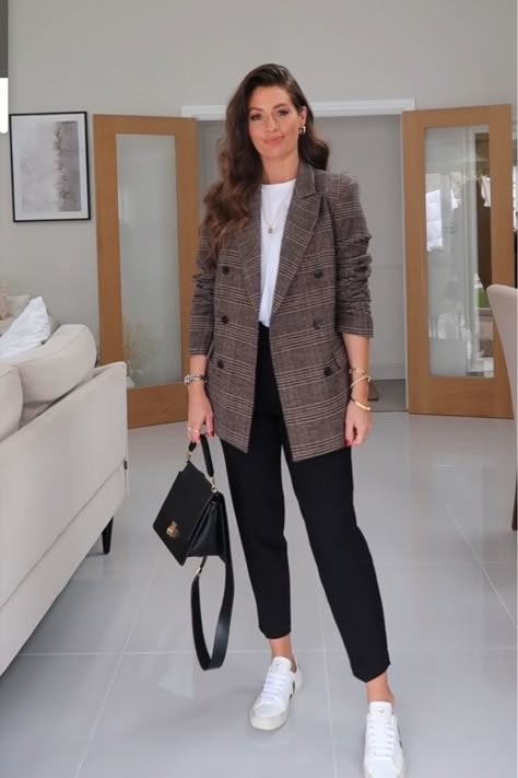 Casual Office Blazer Outfit, Brown Patterned Blazer Outfit, Brown And Black Blazer Outfit, Chic Outfits With Blazers, Plaid Blazer Work Outfit, How To Style A Brown Blazer Women, Styling Brown Blazer, University Wear Outfits, Brown Blazer Winter Outfit