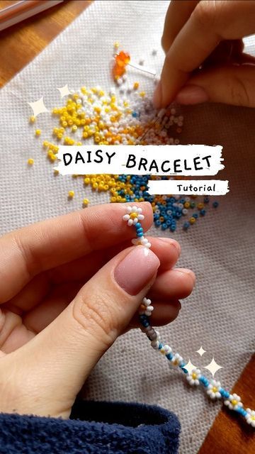 Diy Daisy Bead Bracelet, Small Bead Bracelet Tutorial, Daisy Bead Bracelet Tutorial, Cute Homemade Bracelet Ideas, Daisy Flower Bead Tutorial, Tiny Bead Bracelet Patterns, Beaded Friendship Bracelets Tutorial, Bead Daisy Tutorial, Beaded Daisy Bracelet Tutorial