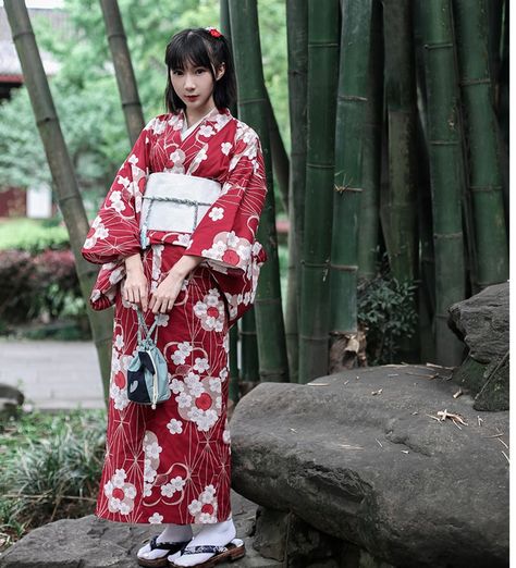 Yukata Women, Kimono Traditional, Japan Outfits, Japanese Yukata, Flower Kimono, Red Kimono, Traditional Japanese Kimono, Kimono Floral, Kimono Outfit