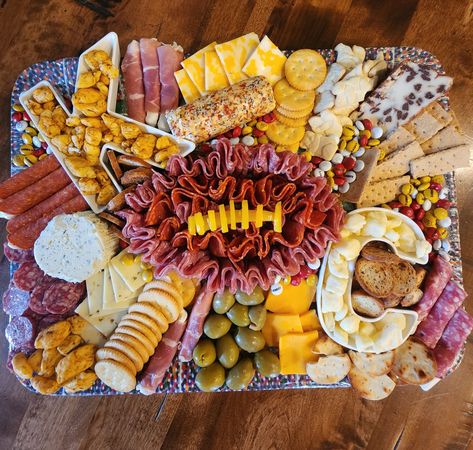 Food Ideas Superbowl, 49er Charcuterie Board, Chief Themed Food, Charcuterie Board Tailgate, Sports Charcuterie Board Ideas, Kc Chiefs Party Food, Kansas City Chiefs Charcuterie Board, Tailgate Food Display, Football Grazing Table