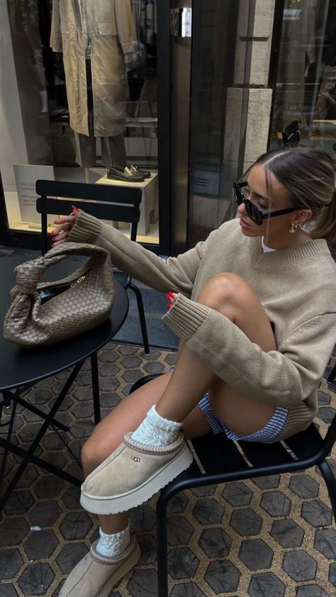 Ugg Boots Street Style, Cosy Chic Outfit, Ugg Tazz Outfit Ideas, Ugg Tazz Slippers Outfit, Ugg Aesthetic, Slipper Outfit, Chica Chola, Australian Winter Fashion, Grey Sweater Outfit