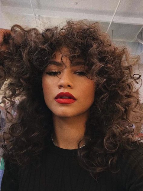 This Low-Maintenance Haircut Is Set to Be Huge in 2021 Zendaya Makeup, Zendaya Hair, 70s Hair, Zendaya Style, Curly Bangs, Red Lip Makeup, Classic Hairstyles, Curly Hair With Bangs, 짧은 머리