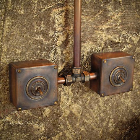 Открытая медная проводка. Steampunk Interior, Light Switches And Sockets, Ceiling Materials, Aesthetic Architecture, Moody Aesthetic, Electrical Conduit, Brick And Wood, Pipe Lamp, Copper Lighting