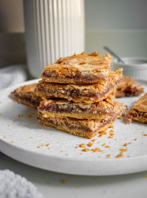 Shorcrust pastry layered with jam and meringue topping cut into squares. The slices are stacked so you can see the filling. Marzipan Dessert Recipes, Danish Baking Recipes, Almond Pastry Recipe, Scandinavian Pastries, Danish Baking, Blondies Dessert, Magical Kitchen, Almond Meringue, Meringue Topping