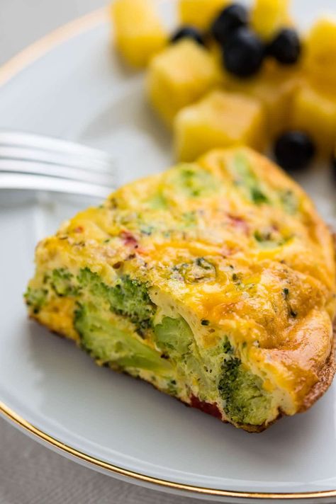 This quick and easy broccoli frittata is a simple, healthy breakfast idea you'll love. This veggie frittata is high in protein & gluten free. It's a perfect breakfast idea for two. Freezer Frittata, Brocolli Frittata, Brocoli Frittata Recipes, Veggie And Cheese Frittata, Fritata Recipe Broccoli, Simple Frittata Recipes, Broccoli Cheddar Frittata, Broccoli Cheese Omelette, Breakfast Broccoli