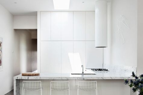 A WONDERful Residence In Prahran, Victoria, Australia | Yatzer White Marble Kitchen, Kitchen Dinning Room, Kitchen Dinning, Minimalist Interior Design, Unique Kitchen, Minimalist Kitchen, Tiny Living, Scandinavian Interior, Minimalist Interior