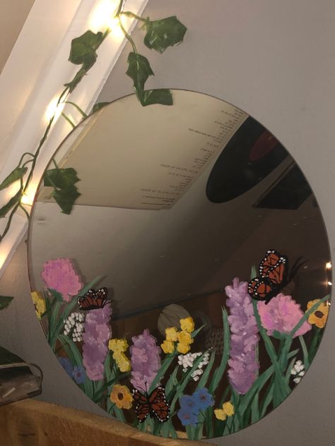 Mirror Painting Butterfly, Flower Painting On Mirror, Glass Art Painting Aesthetic, Full Body Mirror Painting Ideas, Body Mirror Painting Ideas, Flower Mirror Painting, Mirror Frame Painting Ideas Aesthetic, Mirror Painting Ideas Easy, Painted Mirror Aesthetic