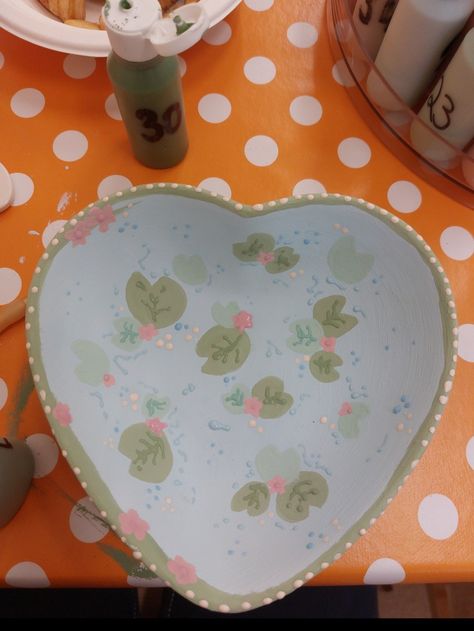 Pottery Painting With Boyfriend, Pottery Painting Heart Plate, Pottery Painting Ideas Aesthetic Easy, Silly Ceramics, Ceramic Painting Ideas Plates, Clay Cafe, Pottery Painting Ideas, Painted Earth, Painting Pottery