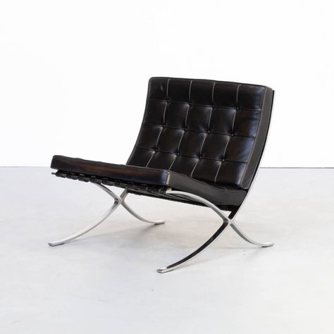 Black Barcelona Chair, Mis Van Der Rohe, Bauhaus Chairs, Mies Van Der Rohe Chair, Mies Van Der Rohe Architecture, Famous Chairs, Knoll Chair, Interior Design Chair, God Is In The Details