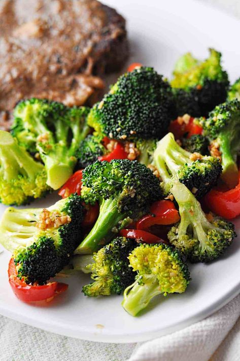 Stir Fried Broccoli, Broccoli Red Pepper, Sauteed Broccoli, Red Pepper Recipes, Broccoli Side Dish, Broccoli Sauteed, Fried Broccoli, Bell Pepper Recipes, Broccoli Stir Fry