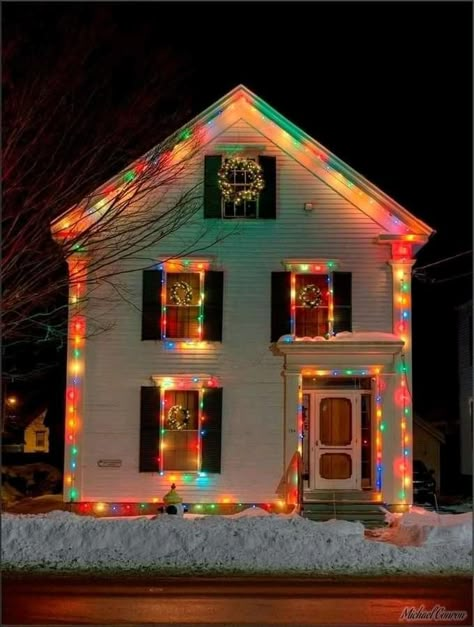 Retro Christmas Lights On House, Front Porch Christmas Decor Colored Lights, Retro Christmas Decorations Outdoor, Retro Outdoor Christmas Lights, Vintage Outdoor Christmas Lights, Farmhouse Christmas Decor Exterior, Colored Christmas Lights On House, Christmas Decoration Bedroom, Christmas Garden Decor