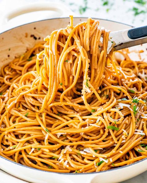 Chili Crisp Garlic Butter Spaghetti, Chili Flake Pasta, Chili Garlic Butter Pasta, Asian Italian Fusion, Chili Oil Garlic Butter Pasta, Spicy Pasta Recipe, Chili Pasta Recipe, Noddle Recipes, Spicy Meals