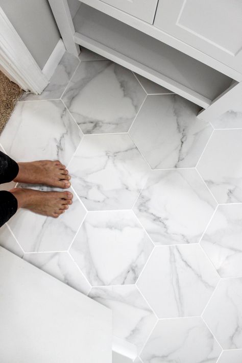 Hexagon Floor Tile, Design Interior Baie, Interior Hallway, Hexagon Floor, Hexagon Tile Floor, Bathroom Picture, Bilik Mandi, Bathroom Remodel Designs, Bathroom Remodel Shower