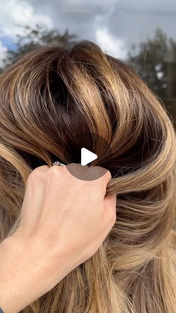 Adina Pignatare | BALAYAGE | HAIR VIDEOS | EDUCATOR on Instagram: "Let’s blend those hard lines with my signature #reversebalayage technique 👌🏼 The goal was to mimic a balayage while keeping the integrity of her hair healthy I didn’t want to press my luck and put lightener on her ends so I decided to give her a balayage vibe in a different way- by adding depth and dimension. My favorite go to shade from #diarichesse is the .13 It’s has a beautiful natural finish. Not too warm or cool. @lorealpro FORMULA: Started with #metaldetox Dia richesse 5.13 with 9 volume HOT TIPS: - Always keep the high point of blonde towards to top/face - Use your fingers to saturate. Don’t use a comb. A comb can transfer color to areas you’re trying to maintain blonde! #lorealpro #lorealproambassador High Dimension Balayage, Balayage Hair Technique Tutorials, Balayage Hair Videos, Blended Balayage, Balayage Straight, Reverse Balayage, Warm Balayage, Balayage Technique, 50k Views