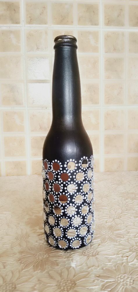 Mirror work on a bottle Mirror Bottle Art, Mirror Work On Bottle, Mirror Painting Ideas Art, Mirror Painting Ideas, Bottles Decoration Diy, Beer Bottle Art, Bottle Paint, Bottle Art Projects, Painting Mirror