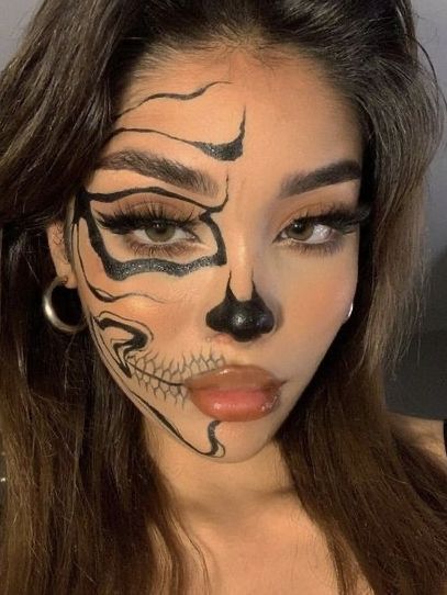 halloween skeleton makeup: simple black line in a half face Hallowen Schminke, Maquillage Halloween Simple, Halloweenský Makeup, Holloween Makeup, Kostuum Halloween, Kostum Halloween, Drag Make-up, Cute Halloween Makeup, Hot Halloween Outfits