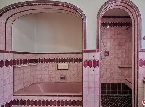 1950s House Decor, 50s Interior Design, Interior Design Colors, Pink Mansion, Pink Bathtub, Aesthetic Shower, Diy Moss, Colors Aesthetic, Vintage Bathrooms