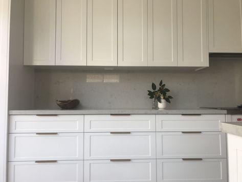 tab pulls on shaker cabinets - Google Search Shaker Cabinet Drawer Pulls, Lip Pull Handle Kitchen, Kitchen Drawer Pulls White Cabinets, Pull Handles For Kitchen Cabinets, Hardware For Shaker Style Cabinets, Shaker Kitchen Handles, Modern Shaker Cabinets, White Contemporary Kitchen, Handle Ideas