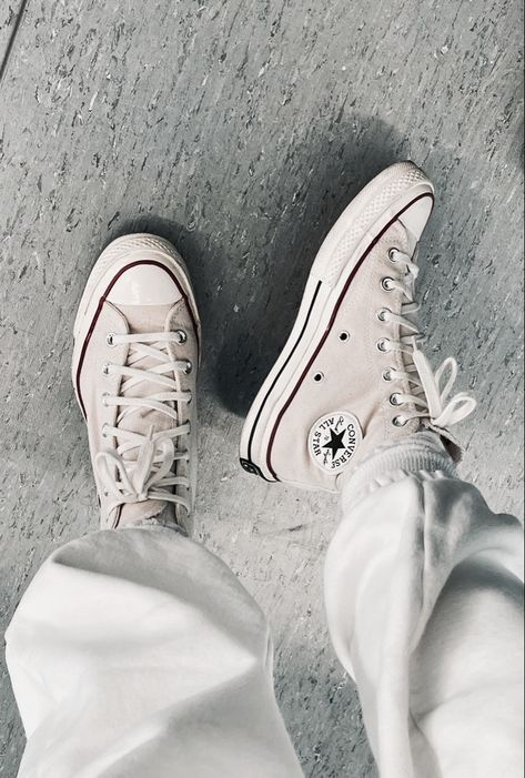 pinterest: @gabriellaafaith Cream Shoes Aesthetic, Converse Cream Outfit, Cream Converse Outfit, Cream Shoes Outfit, Beige Converse Outfit, Chuck 70s Outfit, White Converse Aesthetic, Coloured Converse, Converse All Star Outfit