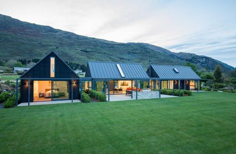 This pavilion-style holiday home has panoramic mountain views. Photos: Simon Darbey/simon... Modern Barn House, Rural House, Modern Farmhouse Exterior, Shed Homes, Barn Style House, Modern Barn, Farmhouse Exterior, Extended Family, Barn Style