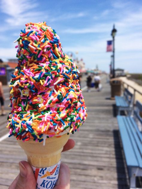 9 Classic Boardwalk Foods That Are Worth Every Calorie Boardwalk Party, Boardwalk Food, Board Walk, Retail Store Interior Design, Carnival Food, Fair Food Recipes, Cheap Eats, American Food, Classic Food