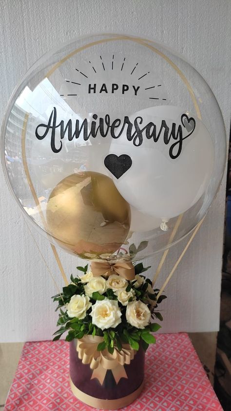 Happy Anniversary Balloon Decoration, Anniversary Balloons Ideas, Happy Anniversary Balloons, Anniversary Ideas For Her, Off White Roses, Happy Anniversary Gifts, Paper Container, Anniversary Boyfriend, Ideas Regalos